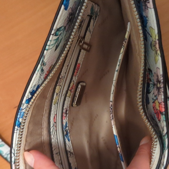 Guess purse - Picture 3 of 4